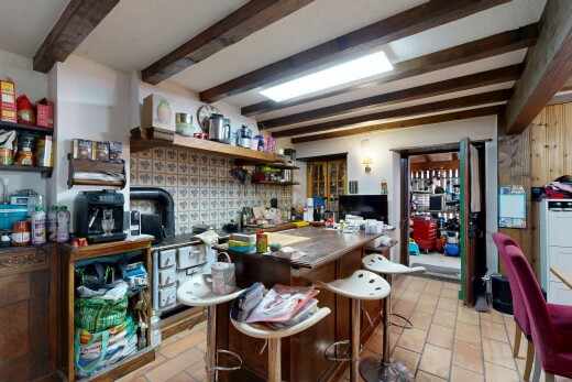 cuisine avec plafond à poutres, beamed ceiling, high end ceiling, télévision, et light floor