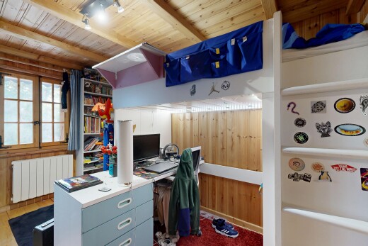 bureau avec radiateur, wood ceiling, plafond en bois, éclairage sur rail, et télévision