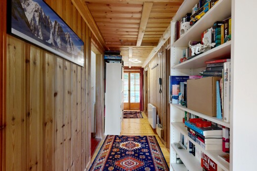 couloir avec dated wood wall, wood ceiling, plafond en bois, wood wall, et mur en bois