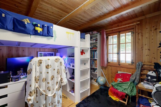 chambre avec dated wood wall, wood ceiling, plafond en bois, beamed ceiling, et plafond à poutres