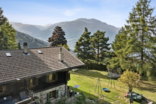 vue sur la montagne avec vue sur la montagne, mountain view, property visible, drone view, et day time