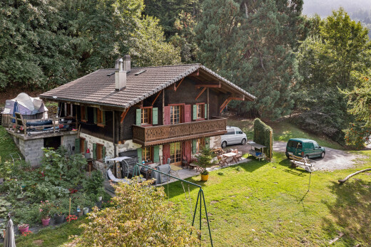 façade avec pelouse, aire de stationnement, property visible, toit en tuiles, et cheminée