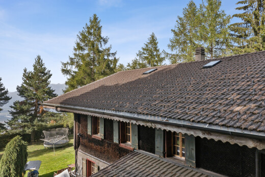 façade avec cheminée, property visible, day time, et from property