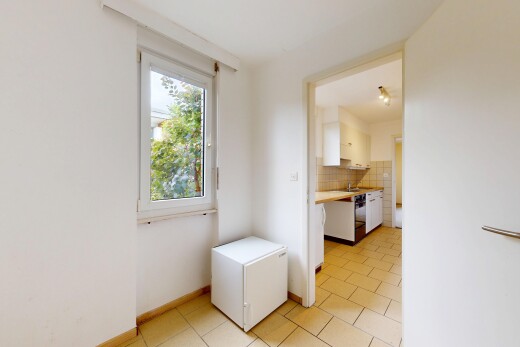 wäschekammer mit gipskartonwand, drywall, küchenrückwand beim Herd, inside property, und fliesenboden