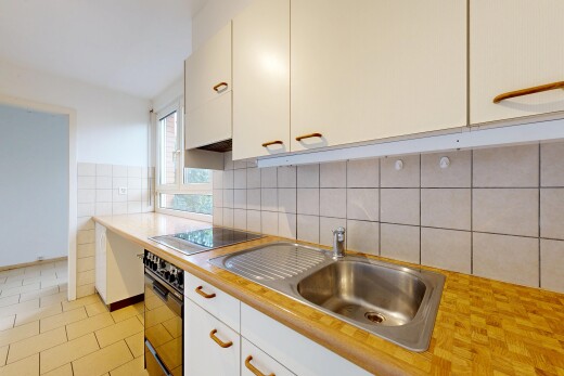 küche mit arbeitsplatten, ofen, inside property, waschbecken, und natürliches licht