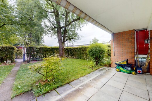garten mit overcast, from property, rasen, und terrasse