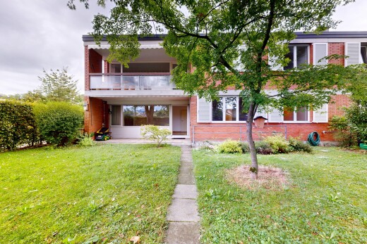 außenansicht mit overcast, rasen, property visible, balkon, und ziegelverkleidung
