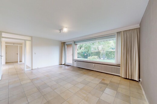 leerer raum mit gipskartonwand, drywall, kühler, inside property, und natürliches licht