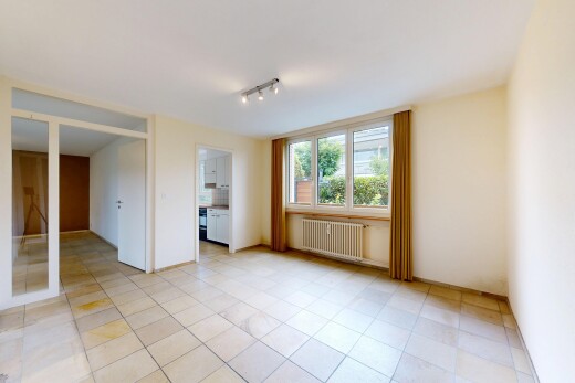 leerer raum mit kühler, gipskartonwand, drywall, inside property, und natürliches licht