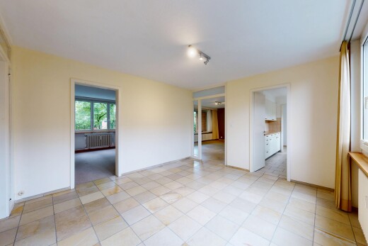 leerer raum mit drywall, gipskartonwand, inside property, kühler, und natural light