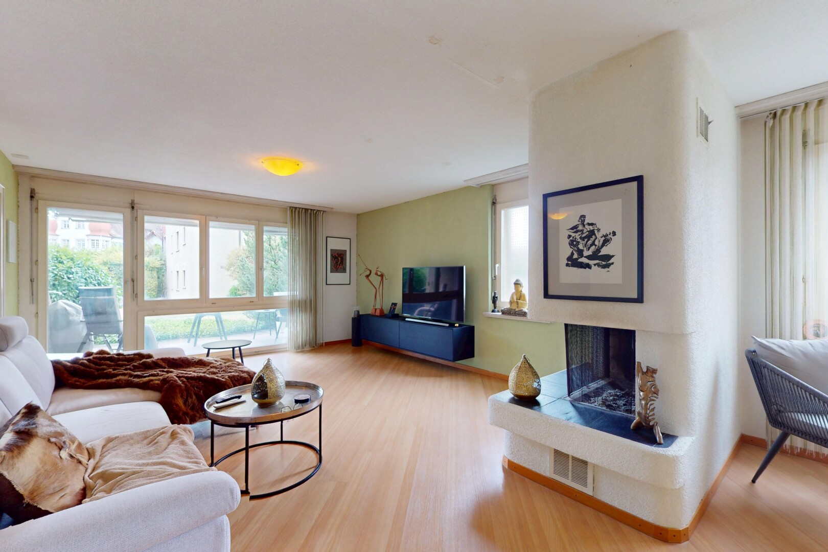 salon avec natural light, lumière naturelle, wood finish floor, sol en finition bois, et drywall