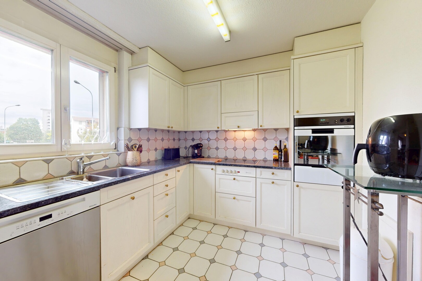 cuisine avec vinyl floor, sol en vinyle, vinyl tile, lave-vaisselle, et armoires de style shaker