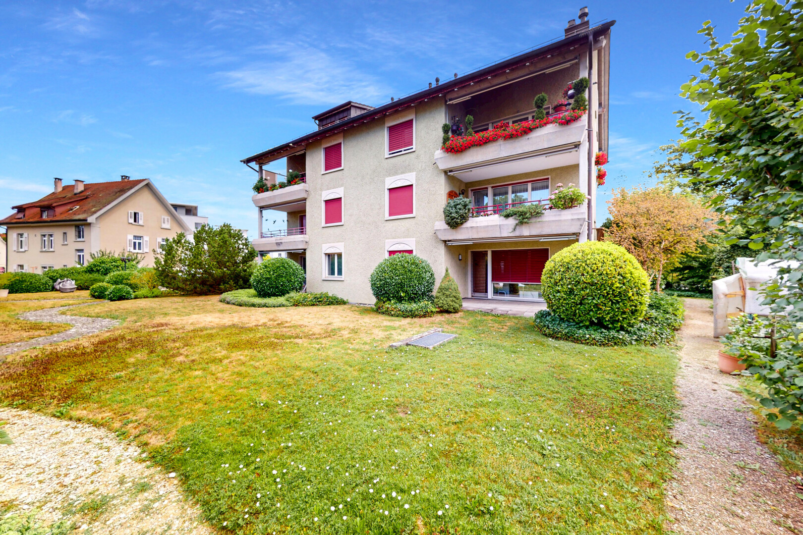 extérieur du bâtiment avec property visible et day time