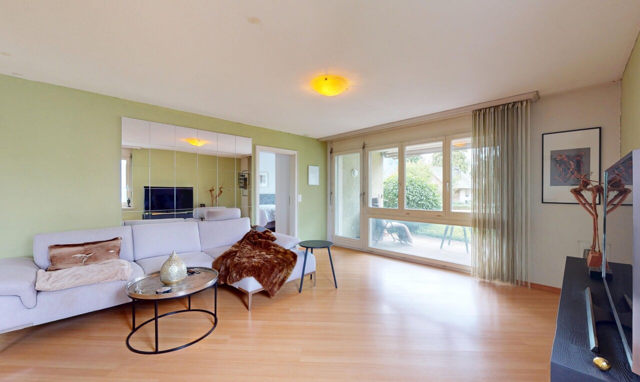 salon avec natural light, lumière naturelle, drywall, cloison sèche, et wood finish floor