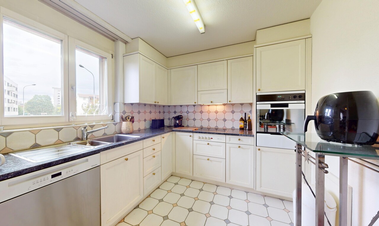 cuisine avec vinyl floor, sol en vinyle, vinyl tile, lave-vaisselle, et armoires de style shaker