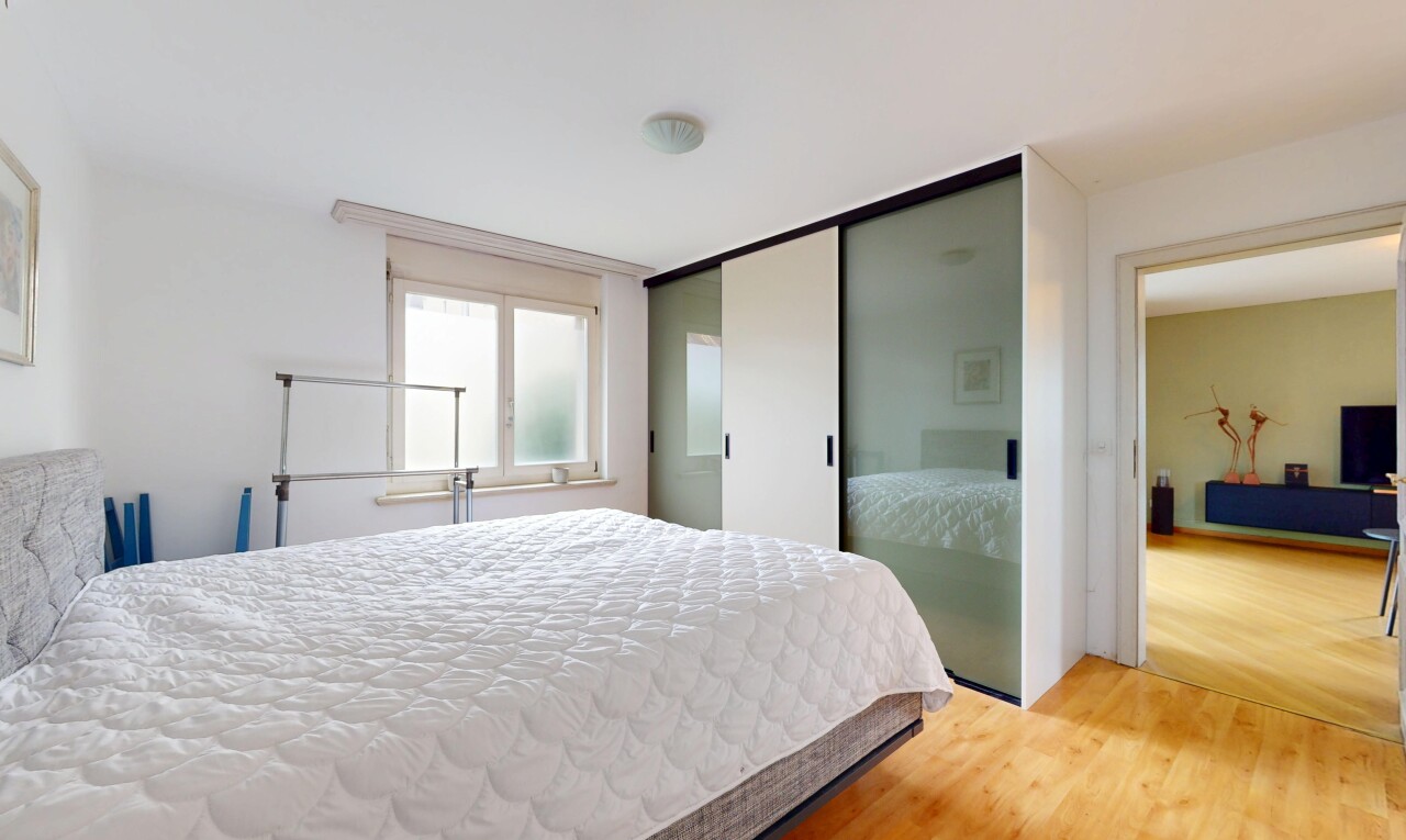 chambre avec wood finish floor, sol en finition bois, inside property, natural light, et lumière naturelle