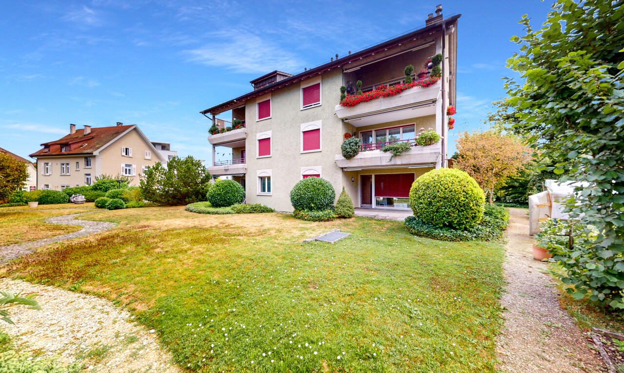 extérieur du bâtiment avec property visible et day time