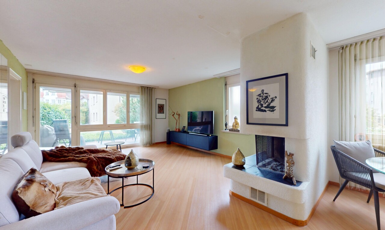 salon avec natural light, lumière naturelle, wood finish floor, sol en finition bois, et drywall
