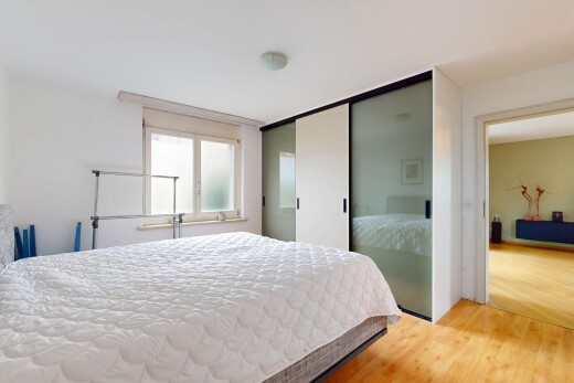 zimmer / schlafzimmer mit wood finish floor, holzfußboden, inside property, natural light, und natürliches licht