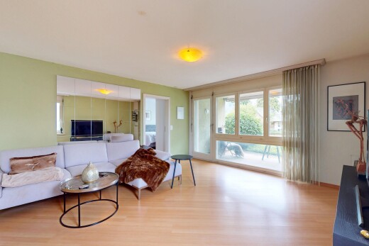 wohnzimmer mit natural light, natürliches licht, drywall, gipskartonwand, und wood finish floor