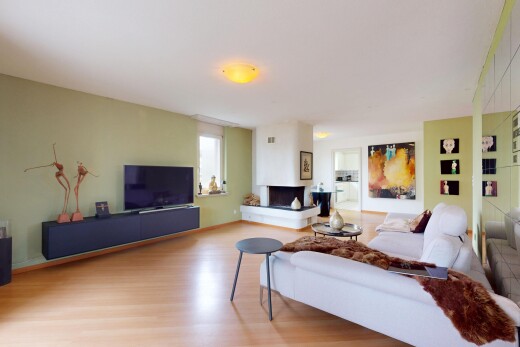 wohnzimmer mit fernseher, inside property, natural light, drywall, und natürliches licht