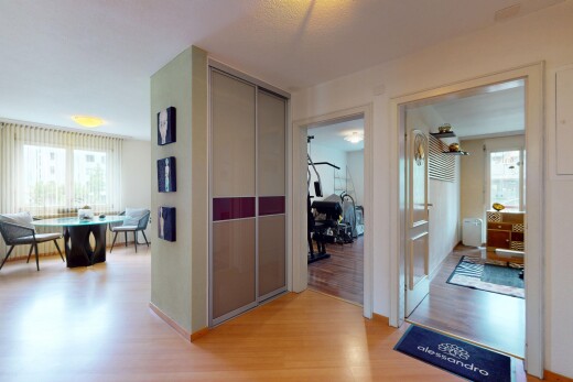 halle / korridor mit natural light, natürliches licht, inside property, wood finish floor, und holzfußboden