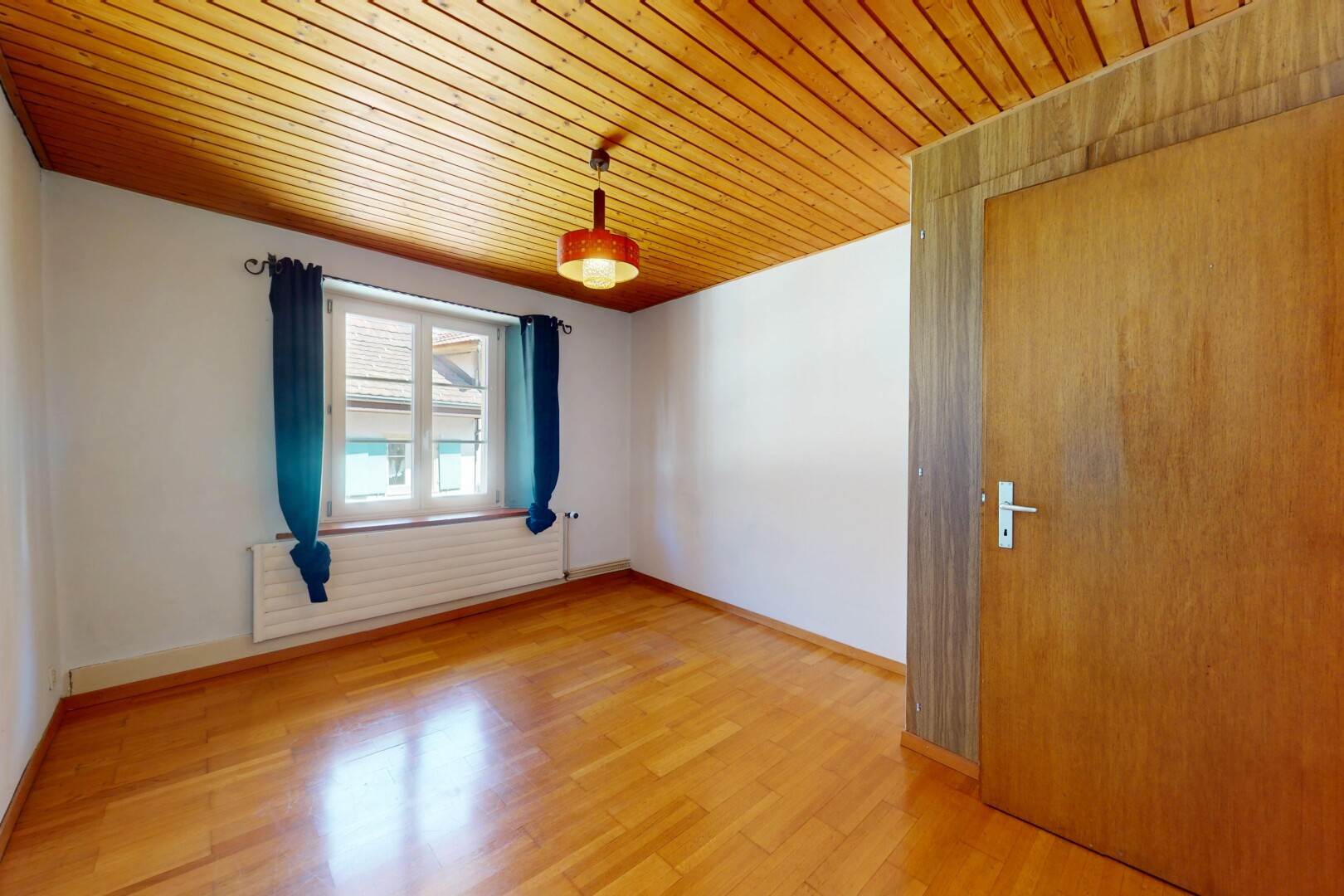 pièce vide avec inside property, natural light, lumière naturelle, wood finish floor, et sol en finition bois