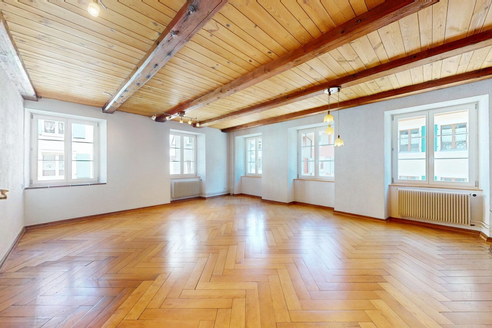 pièce vide avec radiateur, natural light, lumière naturelle, inside property, et wood ceiling