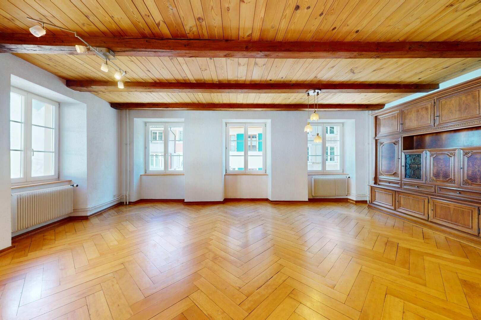 pièce vide avec inside property, lumière naturelle, natural light, parquet floor, et radiateur