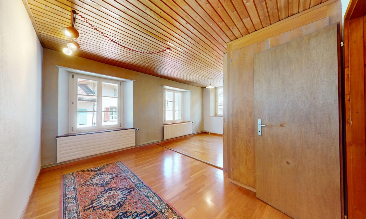 pièce vide avec wood finish floor, sol en finition bois, radiateur, natural light, et lumière naturelle
