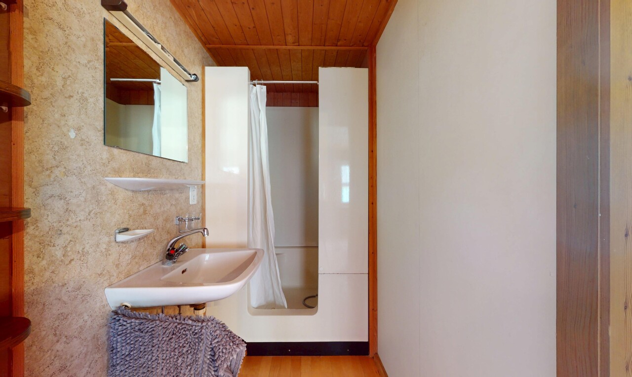 salle de bains avec miroir, inside property, sol en finition bois, wood finish floor, et évier