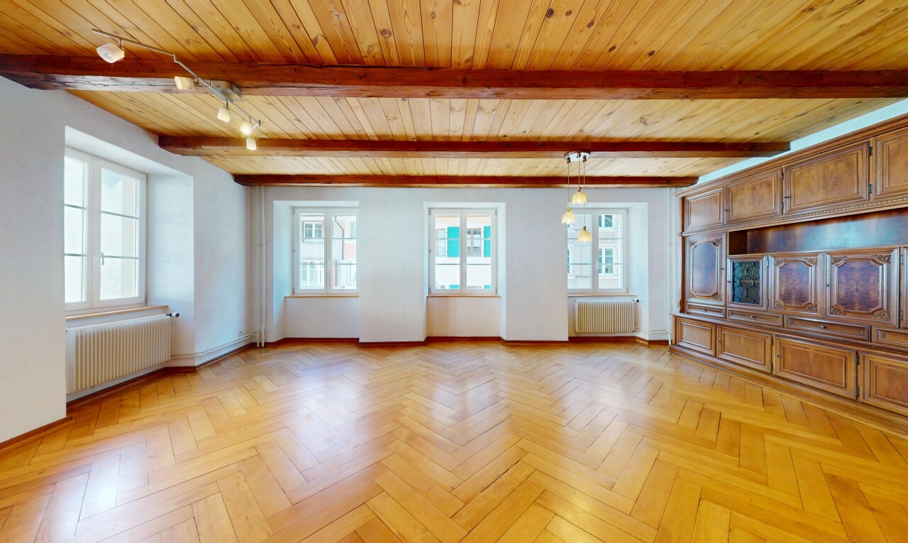 pièce vide avec inside property, lumière naturelle, natural light, parquet floor, et radiateur