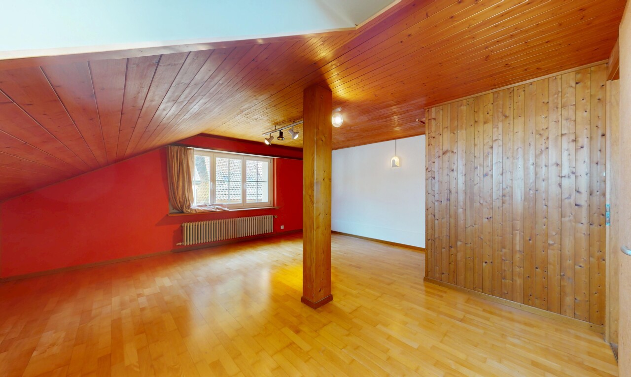 pièce vide avec lumière naturelle, natural light, radiateur, sol en finition bois, et wood finish floor