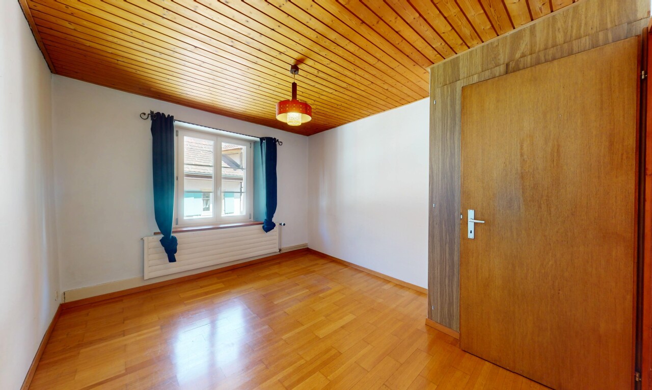 pièce vide avec inside property, natural light, lumière naturelle, wood finish floor, et sol en finition bois