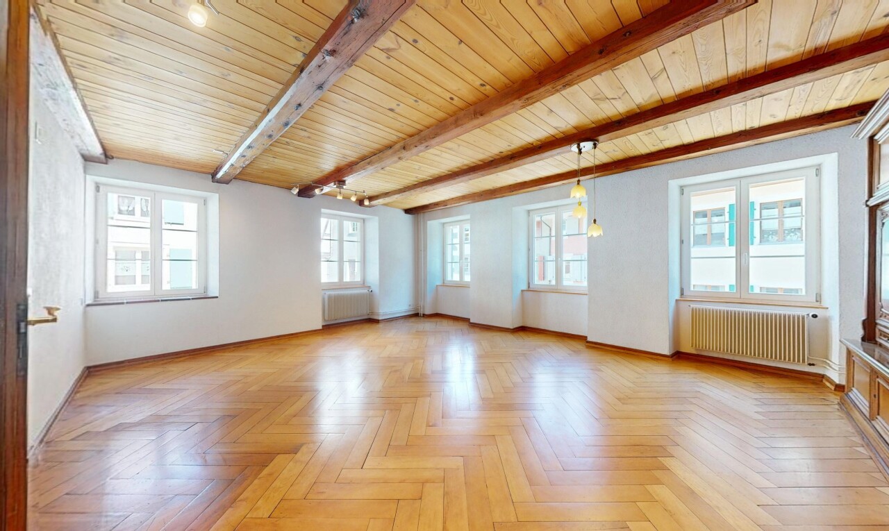 pièce vide avec radiateur, natural light, lumière naturelle, inside property, et wood ceiling