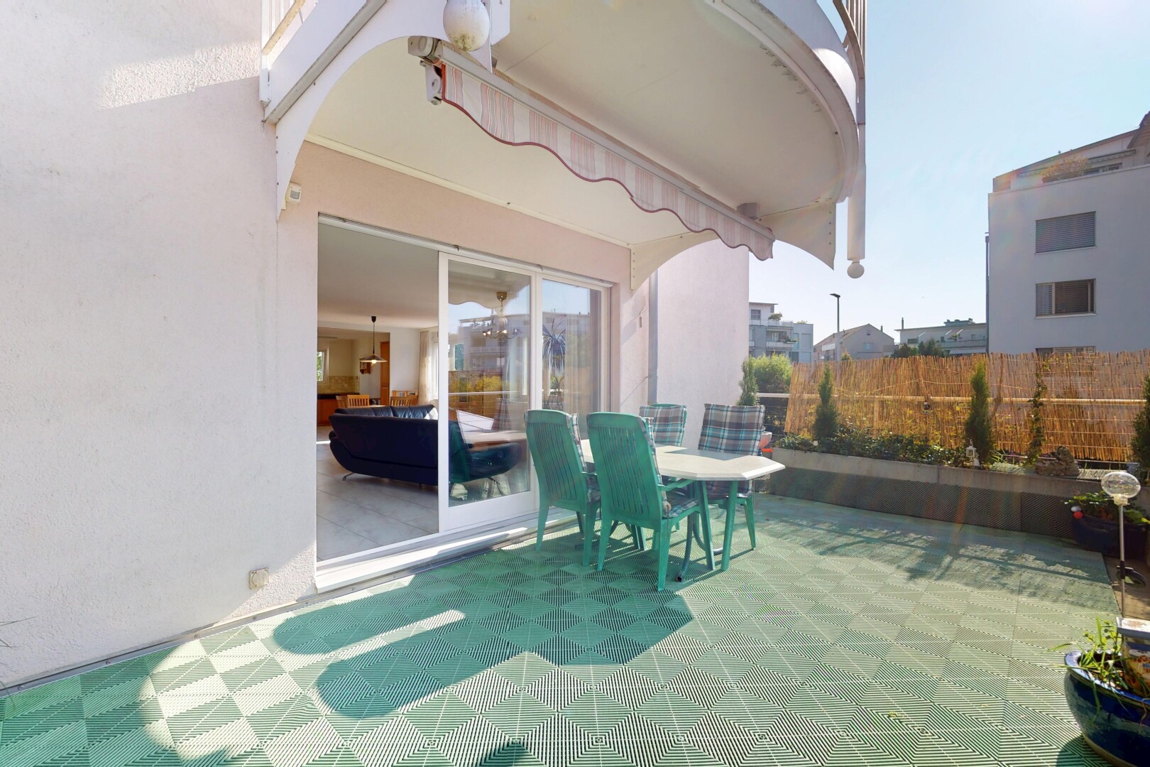 terrasse avec auvent, terrasse, day time, et property visible