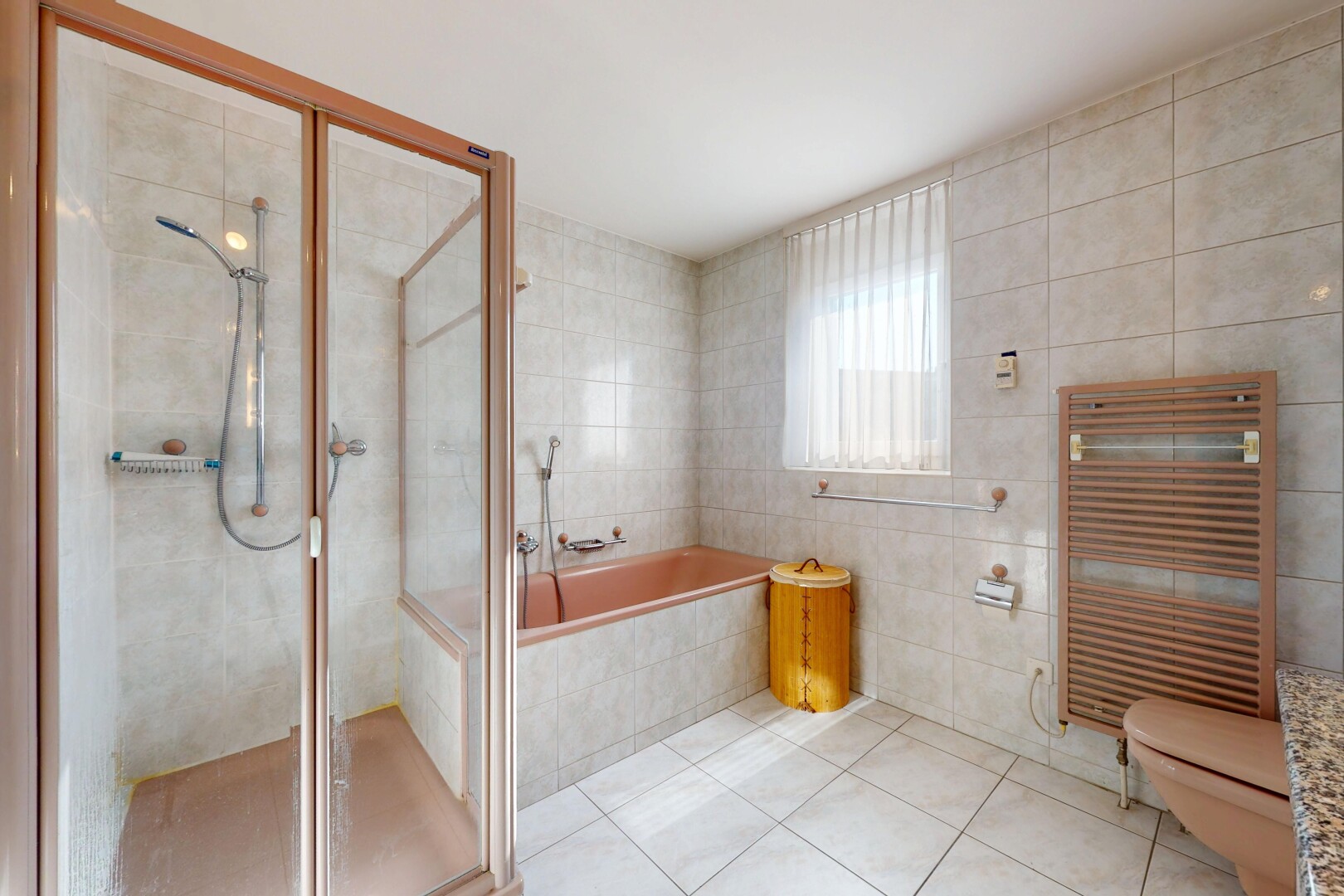 salle de bains avec mur en carrelage, tile wall, salle de bain complète, tile tub, et radiateur
