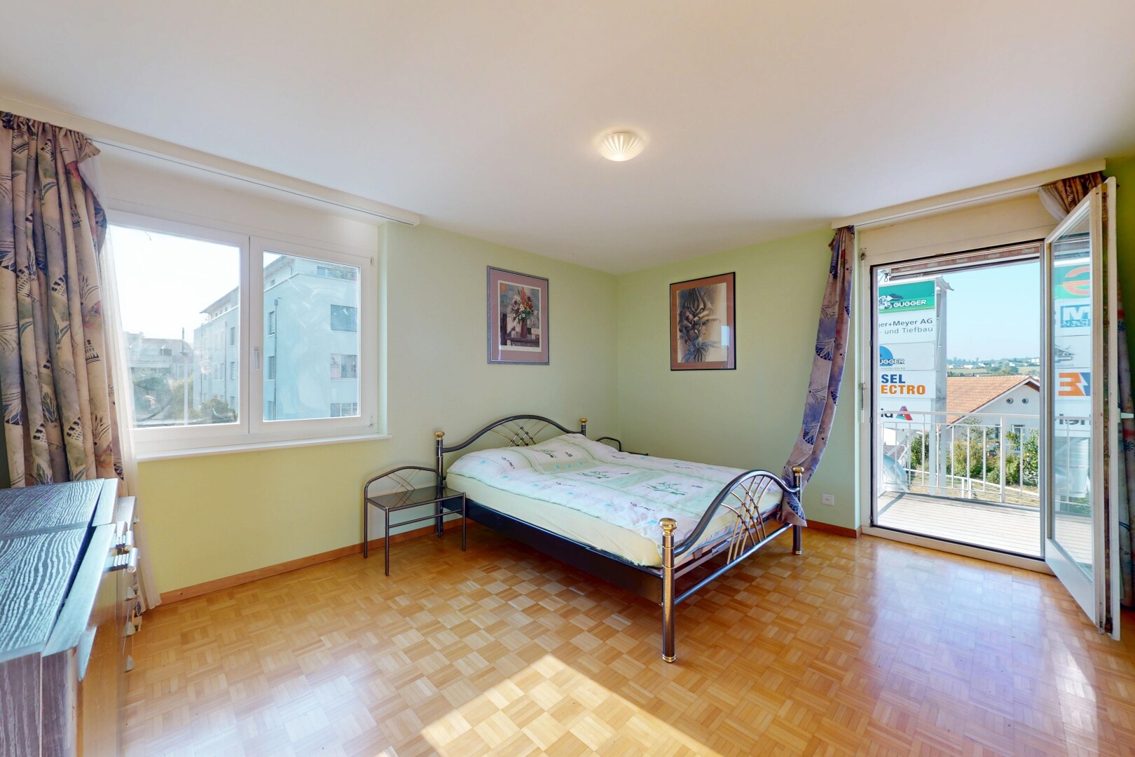 chambre avec inside property, parquet floor, cloison sèche, drywall, et lumière naturelle