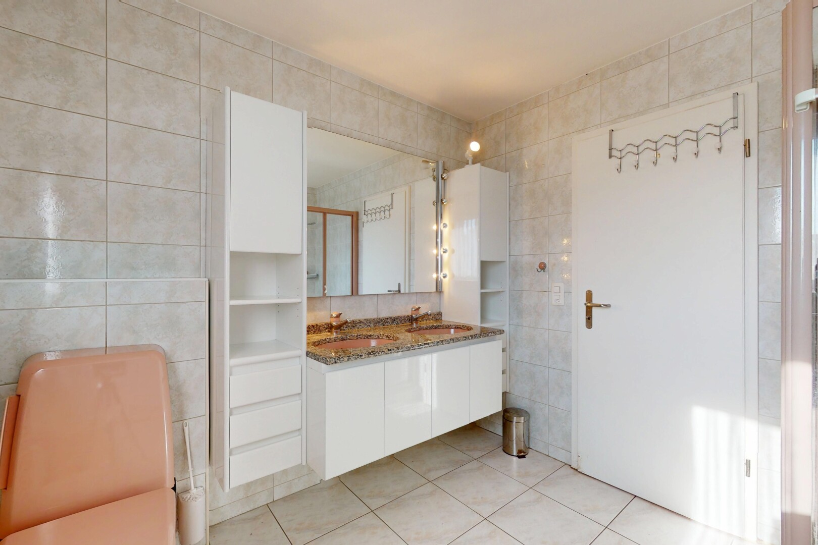 salle de bains avec mur en carrelage, tile wall, sol en carrelage, tile floor, et miroir