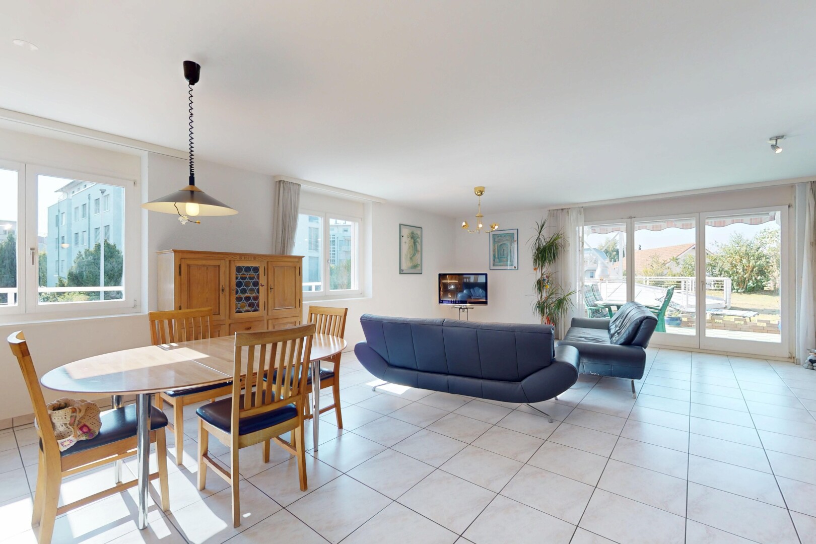 salon / salle à manger avec inside property, lumière naturelle, natural light, sol en carrelage, et tile floor