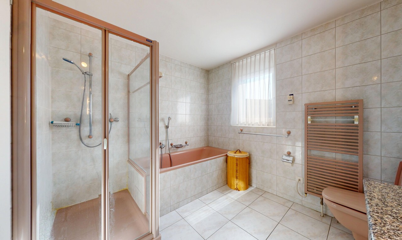 salle de bains avec mur en carrelage, tile wall, salle de bain complète, tile tub, et radiateur