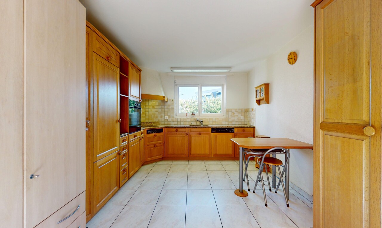cuisine avec étagères ouvertes, dosseret, backsplash, armoires marron moyen, et inside property