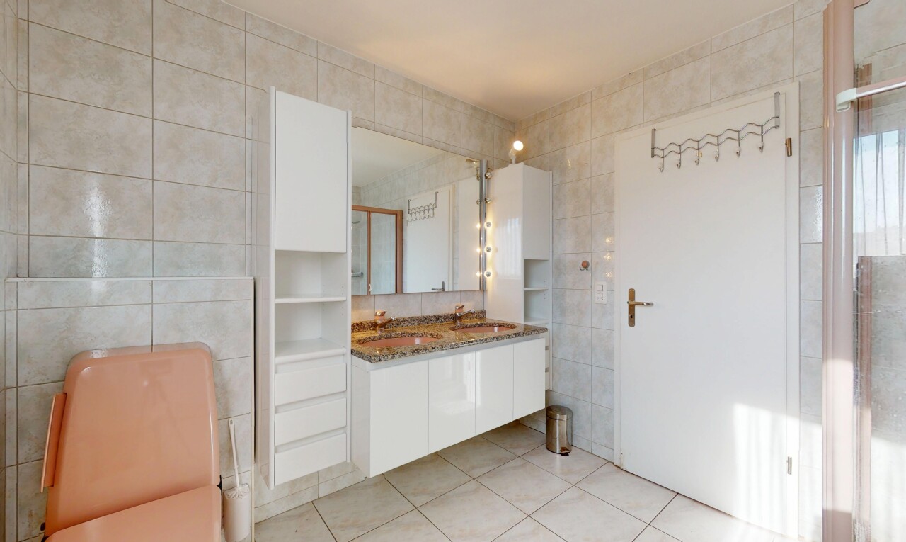 salle de bains avec mur en carrelage, tile wall, sol en carrelage, tile floor, et miroir