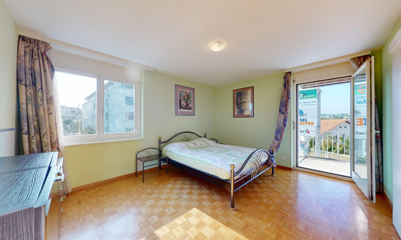 chambre avec inside property, parquet floor, cloison sèche, drywall, et lumière naturelle