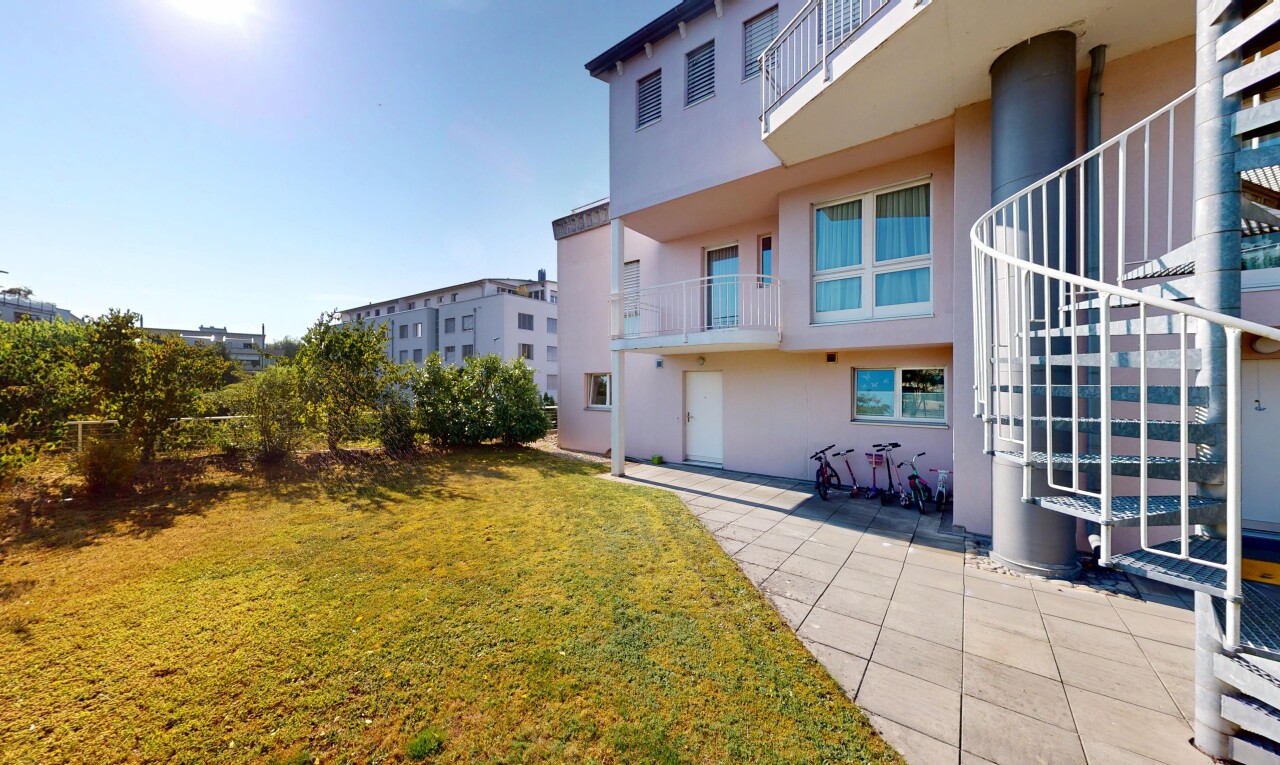 façade avec bardage en stuc, pelouse, day time, balcon, et property visible