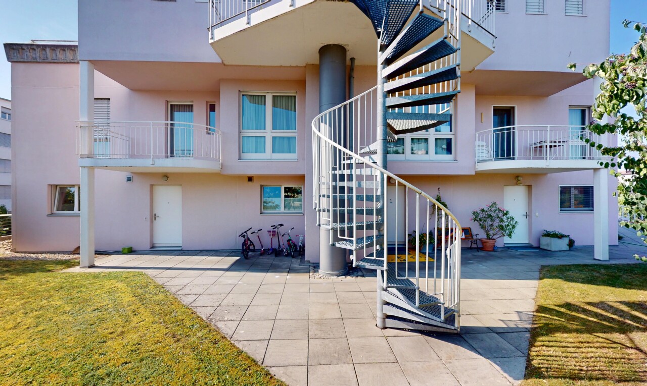 extérieur du bâtiment avec vue sur le complexe d'appartements, apartment complex view, et escaliers