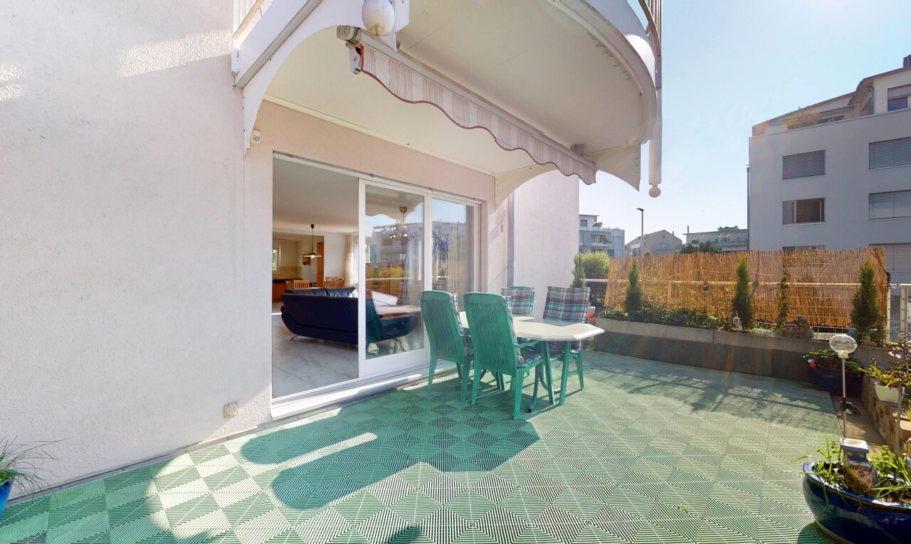 terrasse avec auvent, terrasse, day time, et property visible