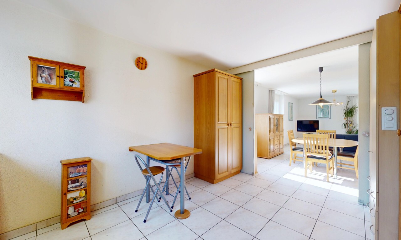 salle à manger avec sol en carrelage, tile floor, inside property, cloison sèche, et drywall