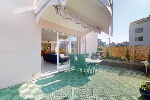 terrasse mit markise, terrasse, day time, und property visible