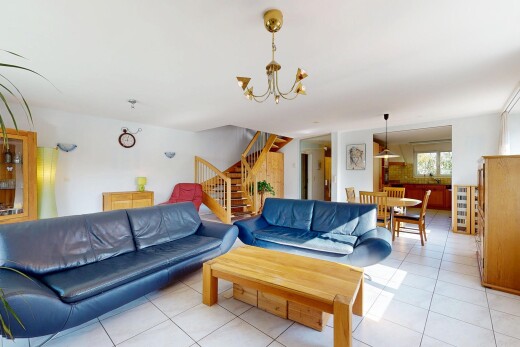 wohn- / esszimmer mit gipskartonwand, drywall, inside property, treppen, und fliesenboden